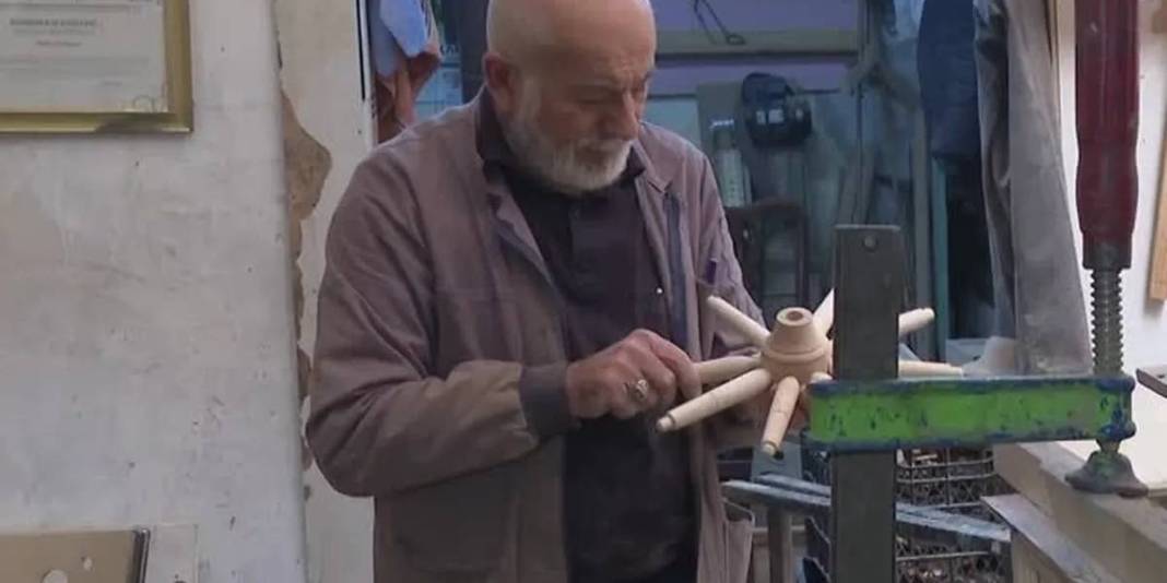 Ömrünün 53 yılını adadı! Gürgen ve meşe ağaçlarını özel siparişle işliyor: 33 yıldır aynı dükkanda alın teri döküyor 5